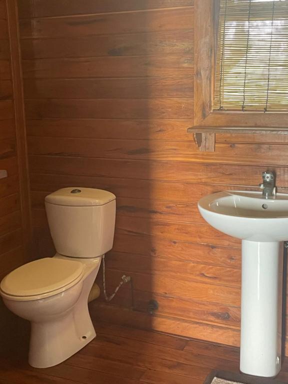 En-suite bathroom with pedestal basin