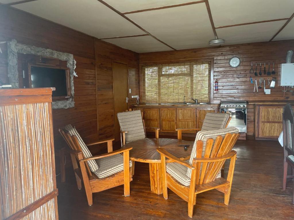 Self-catering kitchen and dining space